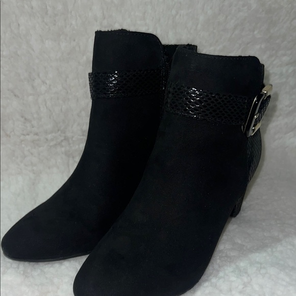 Karen Scott Black Heeled Boots with Sleek Silhouette - Picture 5 of 15